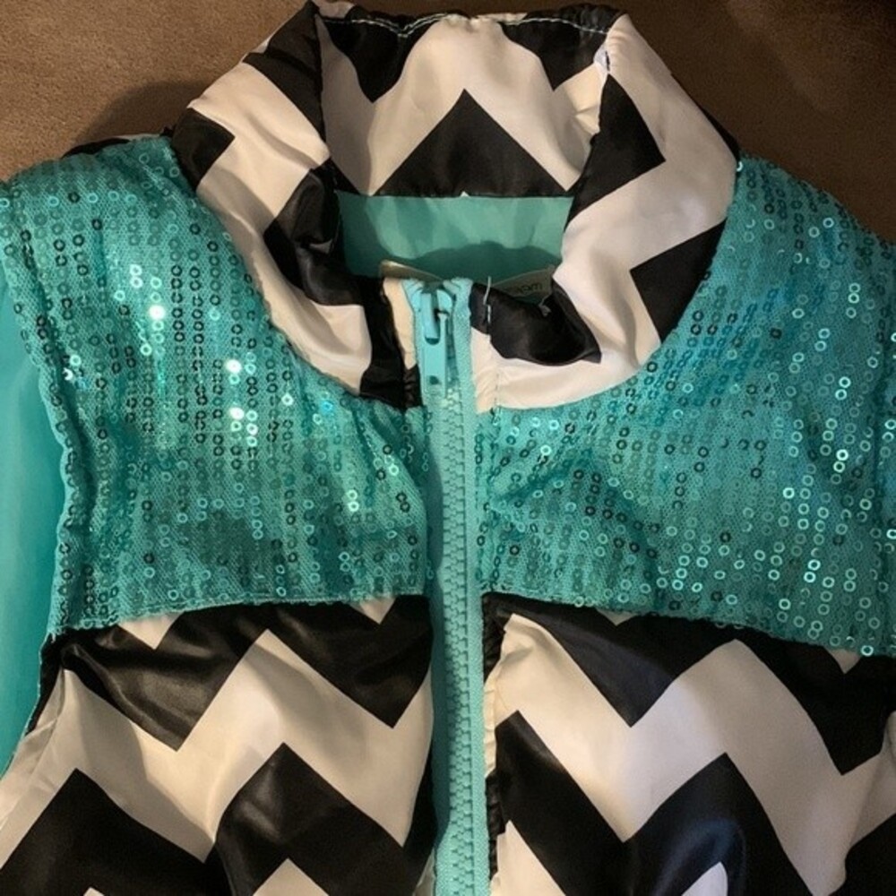 Little girls puffer vest -chevron, black and white with sequins size XS 4/5 - Picture 4 of 8